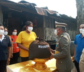 พลเอก ไพบูลย์ คุ้มฉายา องคมนตรี เชิญถุงพระราชทาน ... พารามิเตอร์รูปภาพ 5